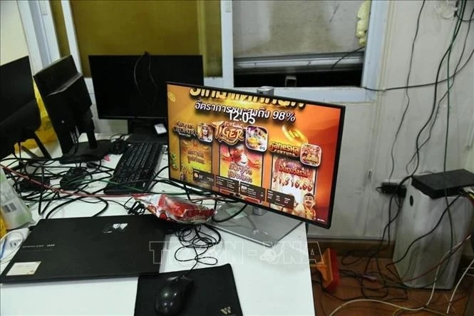 Giao diện trang web cờ bạc trực tuyến đang hoạt động trên máy tính bị thu giữ tại hiện trường vụ án. Ảnh: TTXVN phát