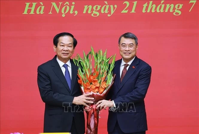 Thủ tướng Lê Minh Hưng tặng hoa cảm ơn đồng chí Đỗ Thanh Bình, nguyên Bộ trưởng Bộ Nội vụ. Ảnh: Dương Giang/TTXVN