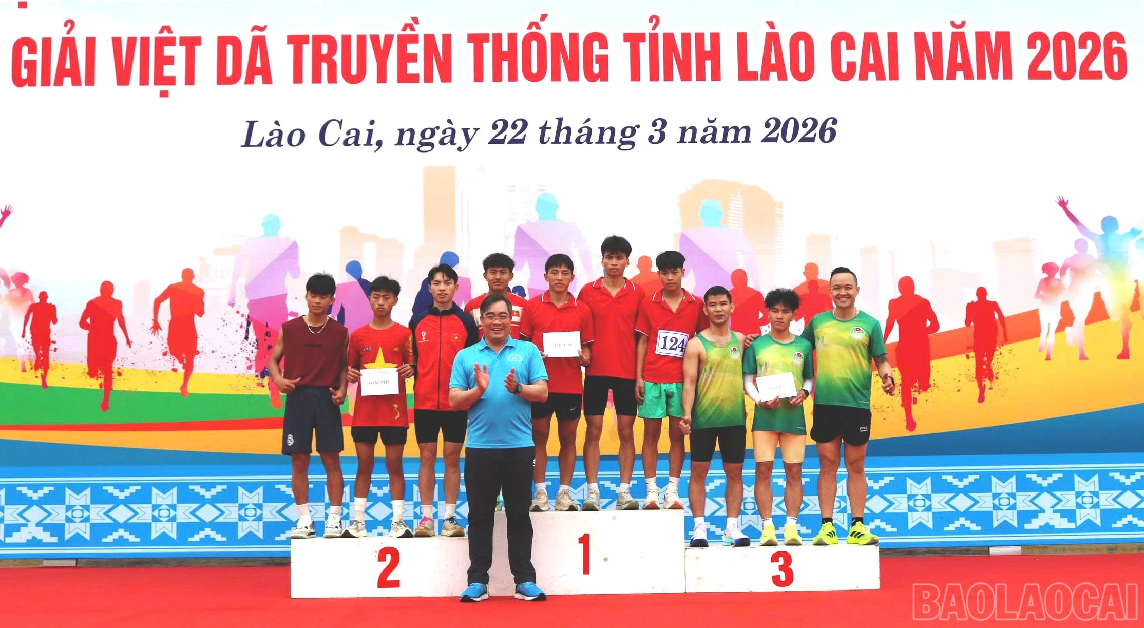 baolaocai-br_dong-chi-nong-viet-yen-giam-doc-so-van-hoa-the-thao-va-du-lich-trao-giai-nhat-dong-doi-nam-chinh-cho-cum-xa-muong-khuong.jpg