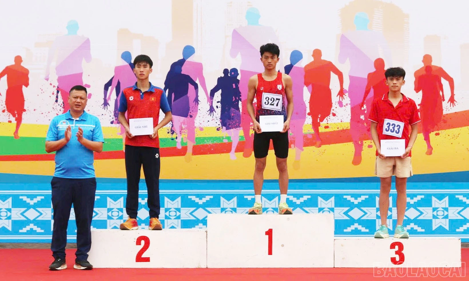 baolaocai-br_ban-to-chuc-trao-giai-nhat-nhi-ba-cho-cac-van-dong-vien-thuoc-noi-dung-nam-tre.jpg