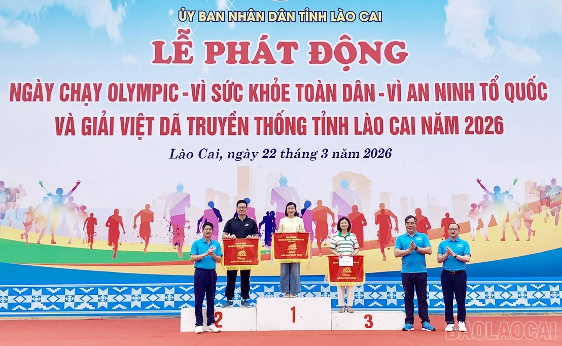 baolaocai-br_ban-to-chuc-trao-giai-nhat-toan-doan-cho-cum-xa-muong-khuong.jpg