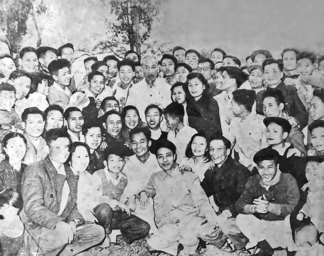 Bác Hồ với cán bộ, phóng viên Báo Nhân Dân, năm 1957. Ảnh: Tư liệu