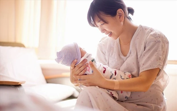 Luật Bảo hiểm xã hội năm 2024 chính thức có hiệu lực từ ngày 1/7/2026, mở rộng quyền lợi đối với lao động nữ sinh con. Ảnh minh họa