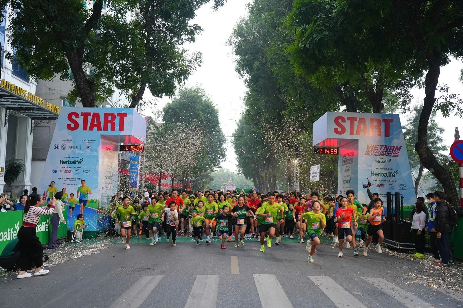Các VĐV được trải nghiệm hành trình băng qua sông Hồng, chinh phục cầu Vĩnh Tuy và cầu Long Biên.