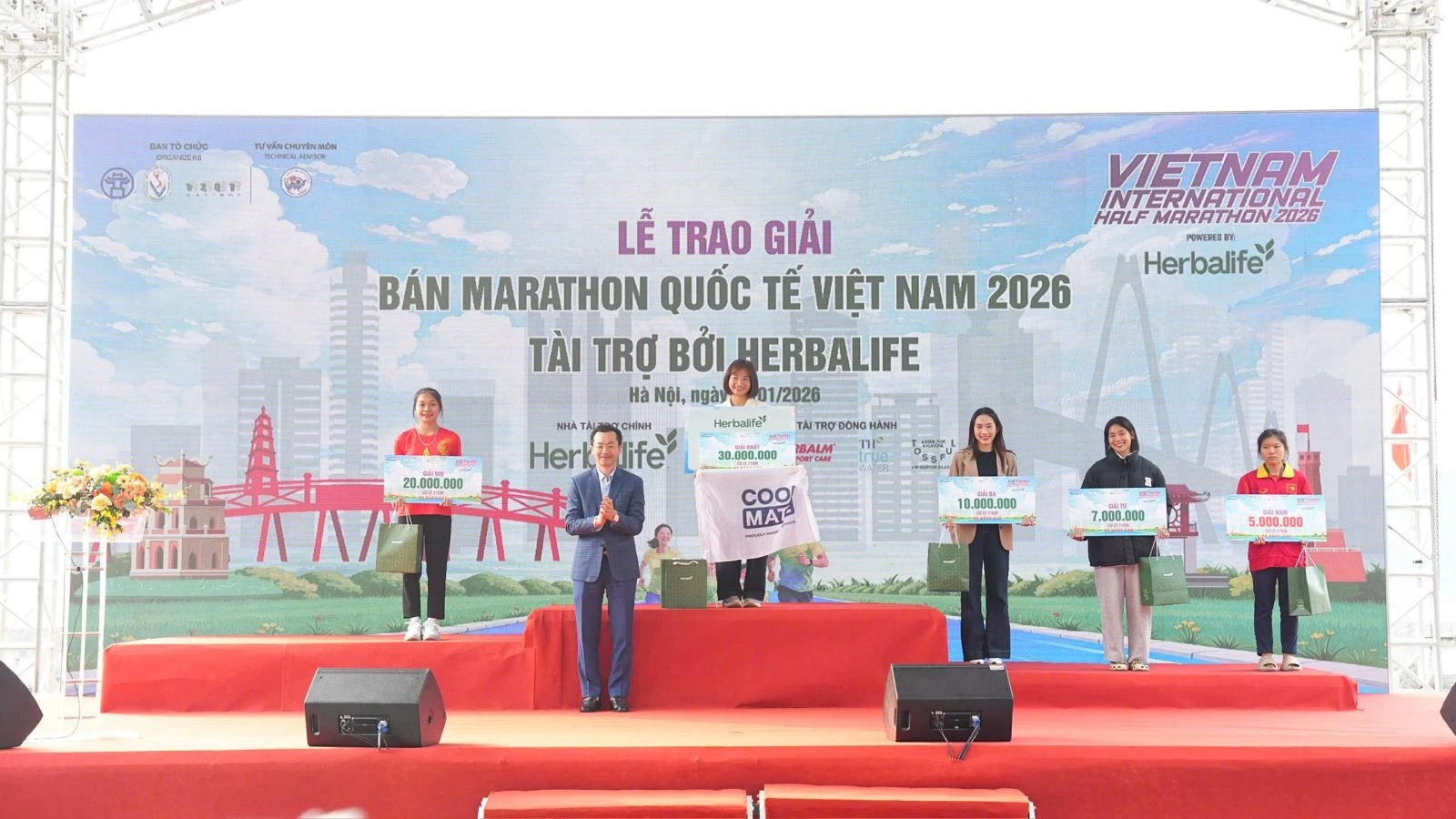 Kỷ lục gia Nguyễn Thị Oanh nhận giải.