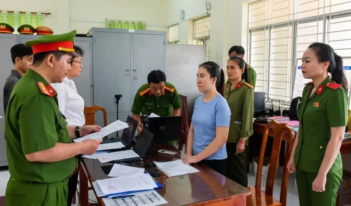 Cơ quan điều tra tống đạt quyết định tố tụng đối với bị can Nguyễn Thị Yến Thu.