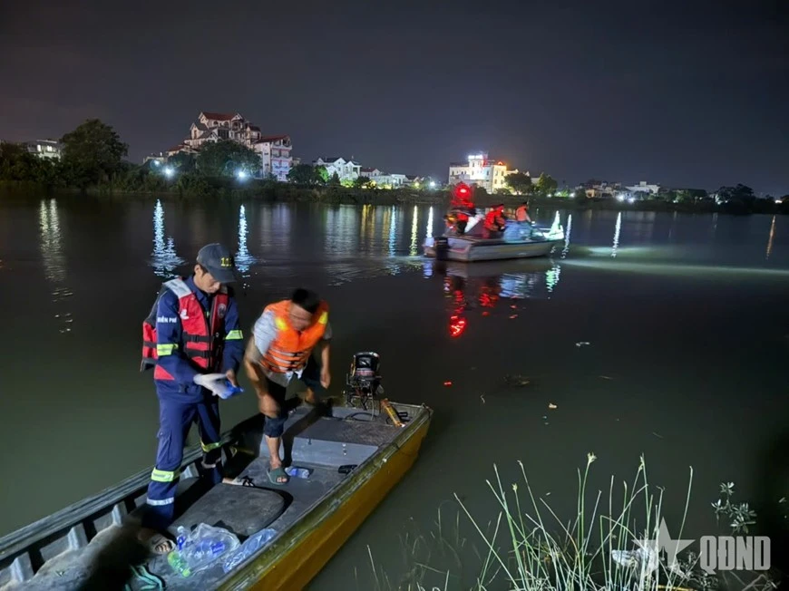 Các lực lượng chức năng trong quá trình tổ chức tìm kiếm hai nạn nhân dọc hai bên bờ sông Trà Lý.
