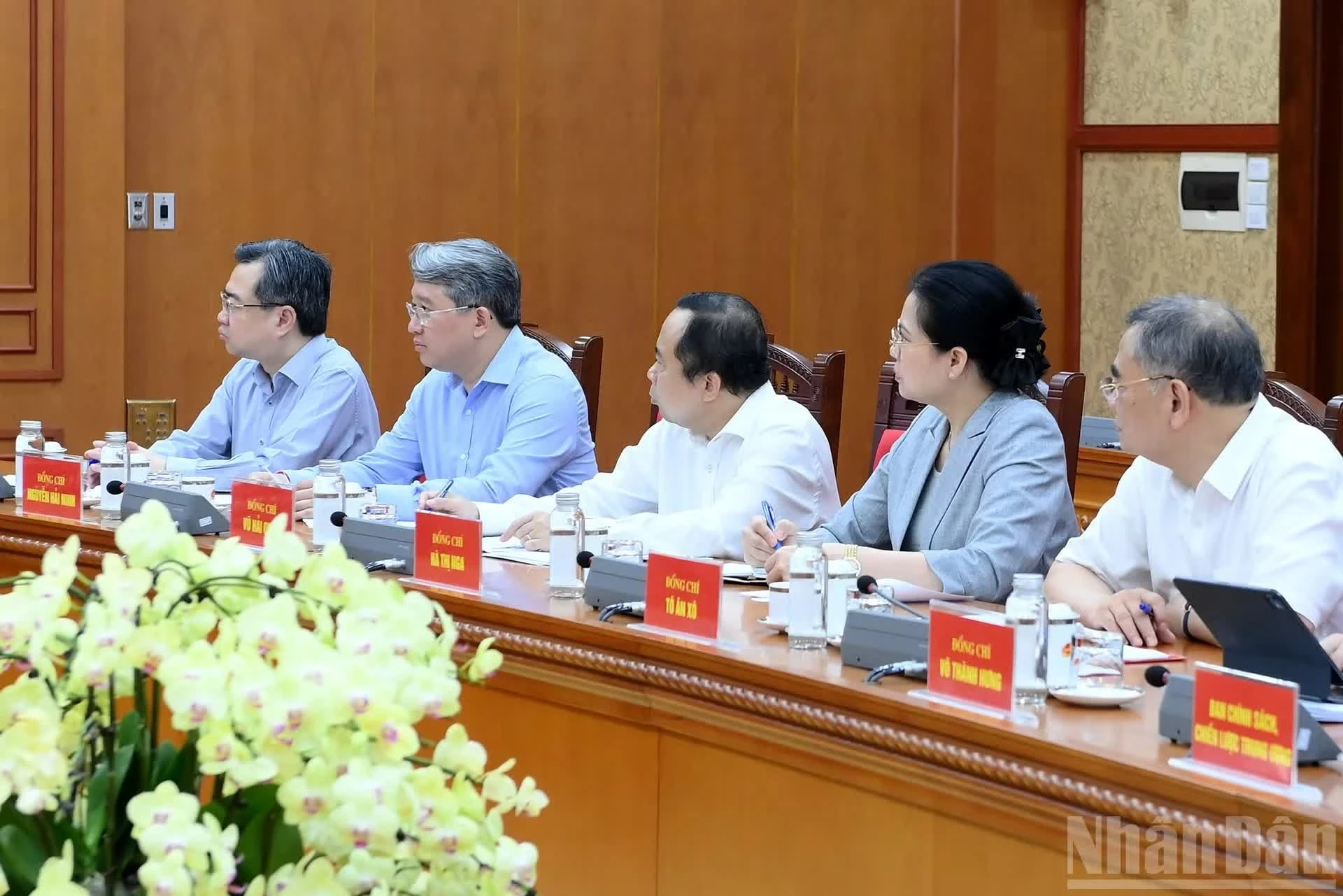 Các đại biểu tham dự cuộc làm việc.