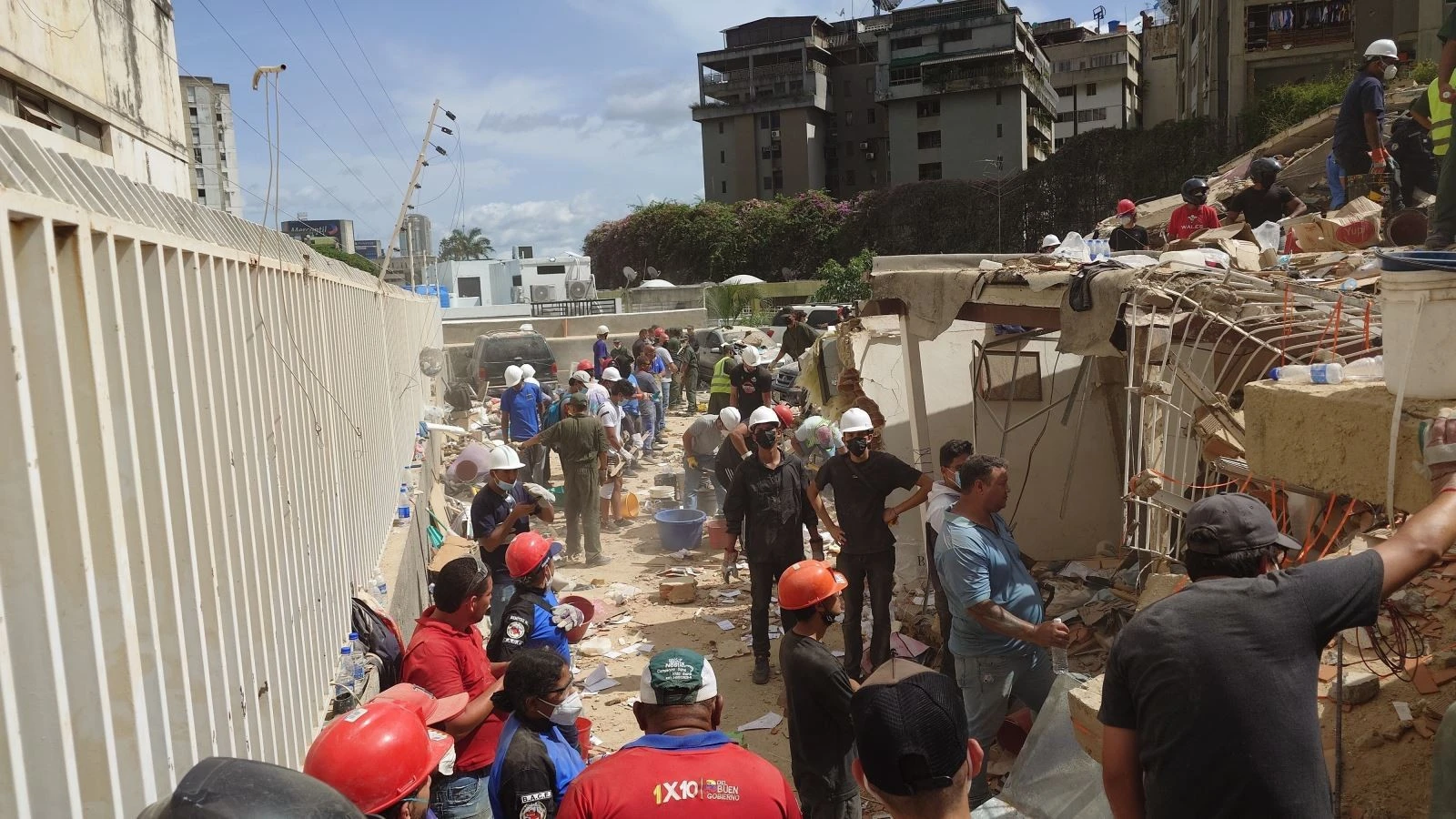 Các lực lượng cứu hộ Venezuela tìm kiếm những người mất tích và mắc kẹt dưới đống đổ nát. Ảnh: Phi Hùng - PV TTXVN tại Venezuela