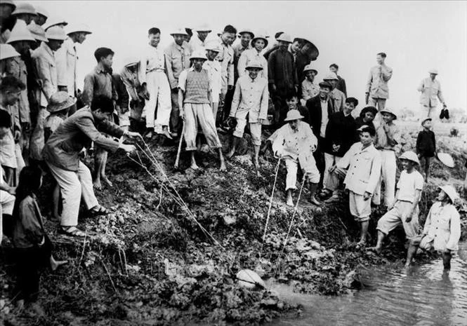 Chủ tịch Hồ Chí Minh đến thăm và tham gia tát nước chống hạn cùng nông dân xã Đại Thanh, Hà Đông (nay là Hà Nội), ngày 12/1/1958.