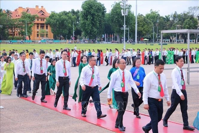 Các đại biểu vào Lăng viếng Chủ tịch Hồ Chí Minh.