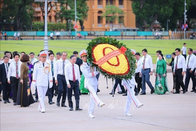 Đoàn đại biểu toàn quốc Hội Nông dân Việt Nam do Chủ tịch Ban Chấp hành Trung ương Hội Nông dân Việt Nam Lương Quốc Đoàn dẫn đầu vào Lăng viếng Chủ tịch Hồ Chí Minh.