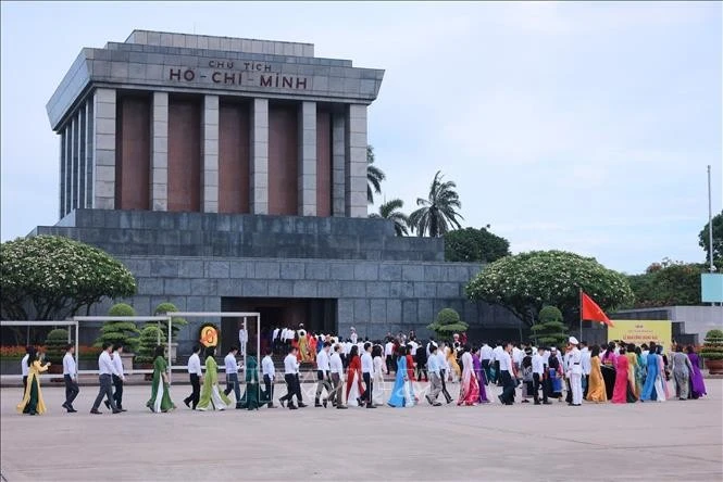 Các đại biểu vào Lăng viếng Chủ tịch Hồ Chí Minh.
