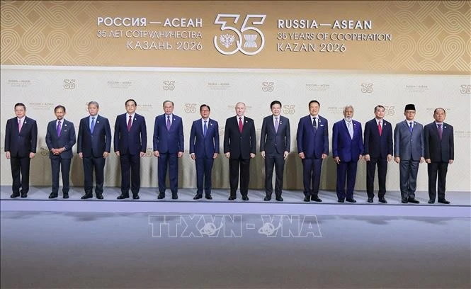 Tổng thống Nga Vladimir Putin đón Thủ tướng Chính phủ Lê Minh Hưng và Trưởng đoàn các nước tham dự Hội nghị Cấp cao Kỷ niệm 35 năm quan hệ ASEAN - Nga.
