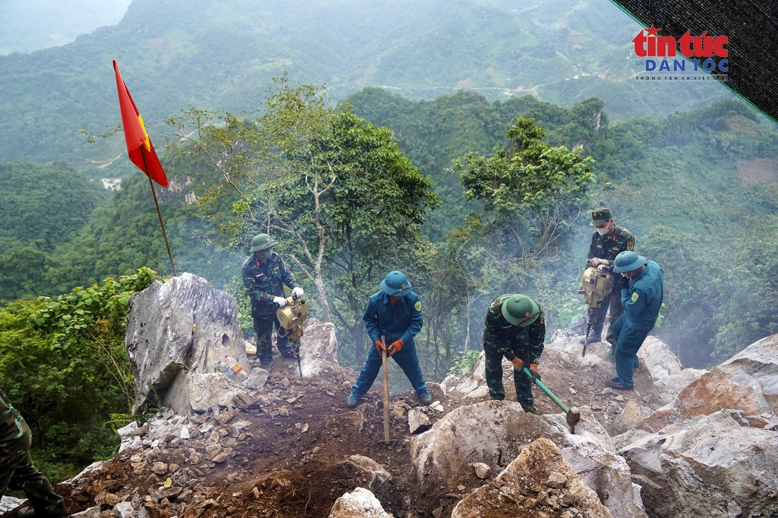 Cán bộ, chiến sĩ tìm kiếm, quy tập hài cốt liệt sĩ khoan phá đá, mở rộng khu vực tìm kiếm trên địa hình hiểm trở của cao điểm 685 (Tuyên Quang). Ảnh: Lê Phú
