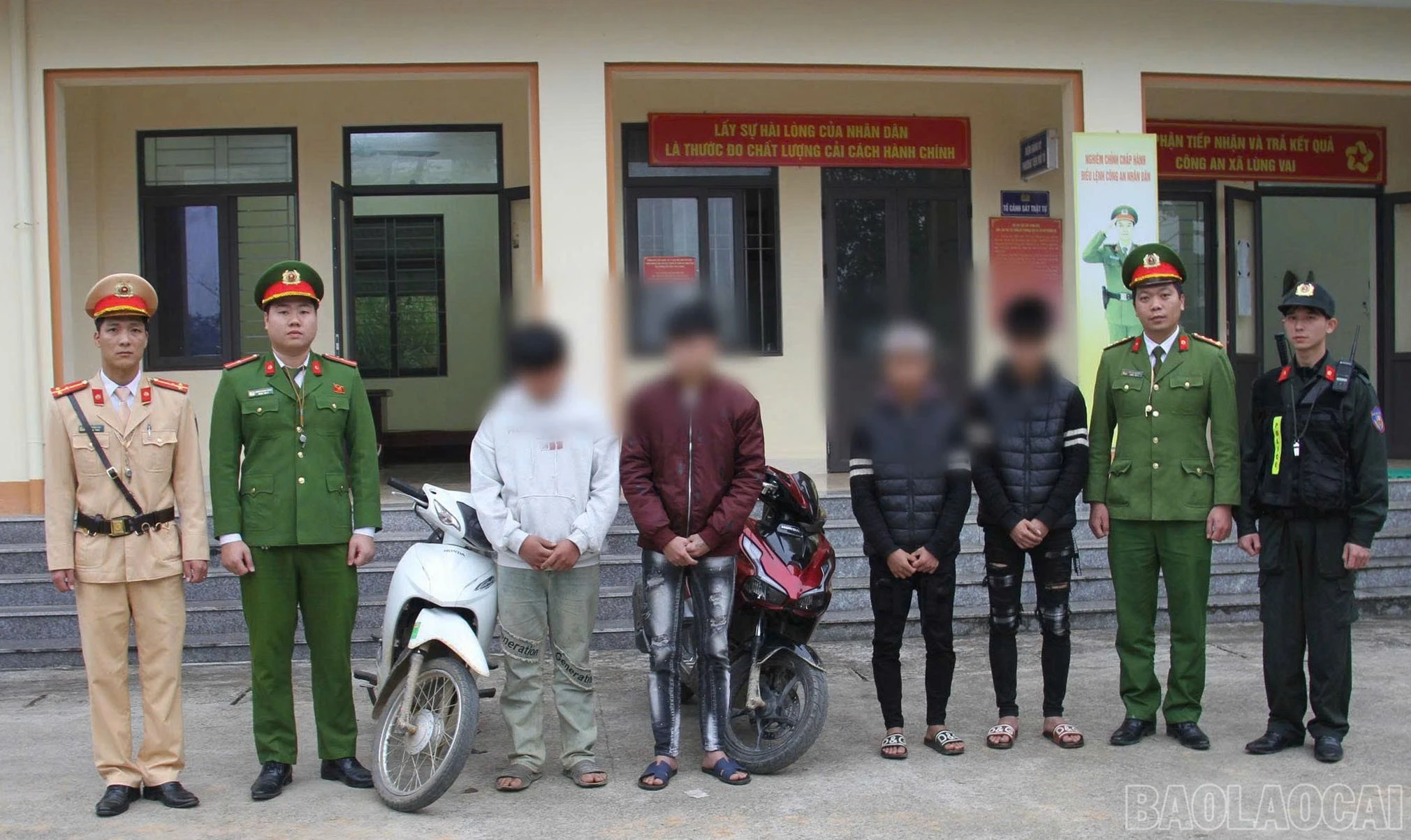 baolaocai-br_nhom-hoc-sinh-vi-pham-va-tang-vat-luc-luong-cong-an-tich-thu-1-xe-mo-to.jpg