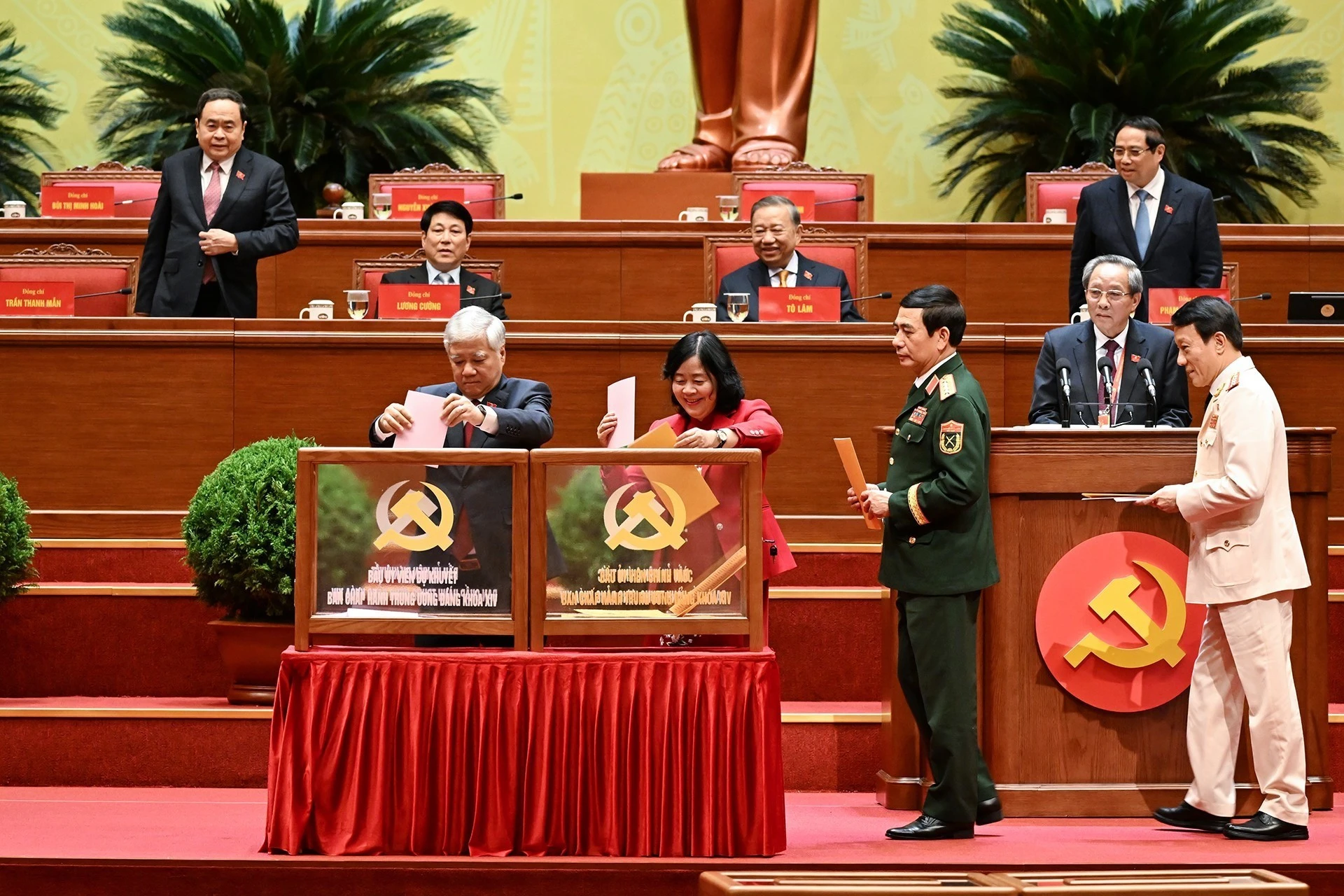 Các lãnh đạo Đảng và Nhà nước bỏ phiếu bầu Ban Chấp hành Trung ương khóa XIV.