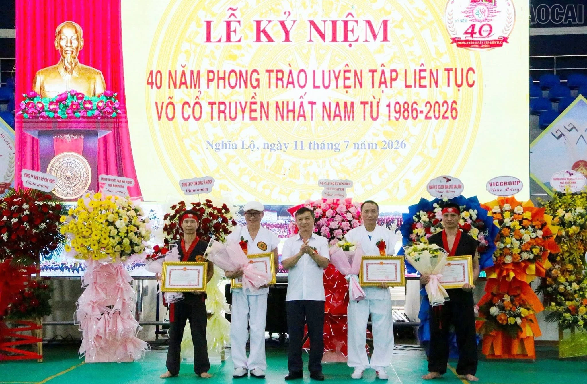 Lãnh đạo Sở Nội vụ tặng bằng khen cho các cá nhân xuất sắc.