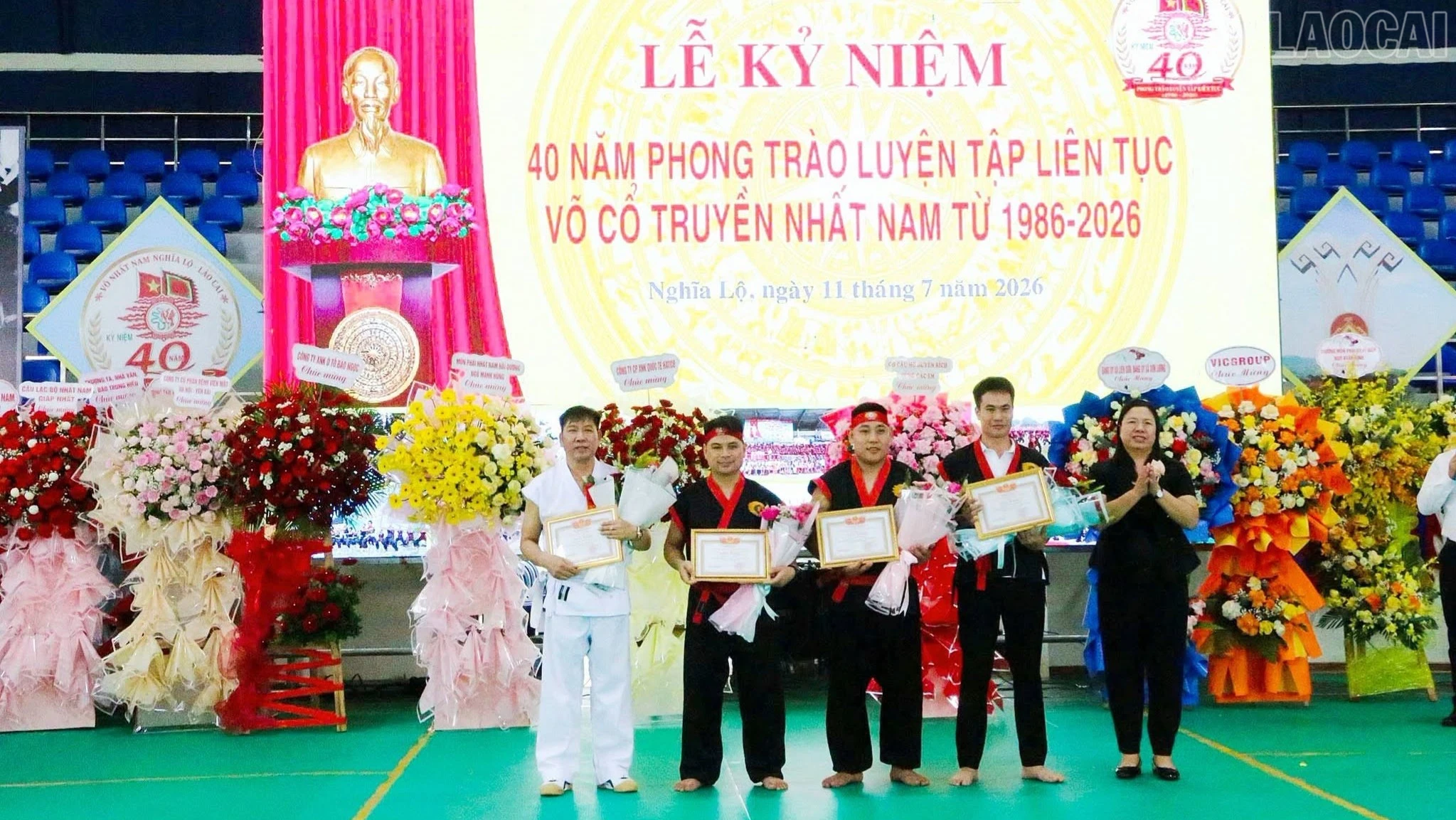 baolaocai-tr_phuong-nghia-lo-tang-giay-khen-cho-cac-ca-nhan-4770.jpg