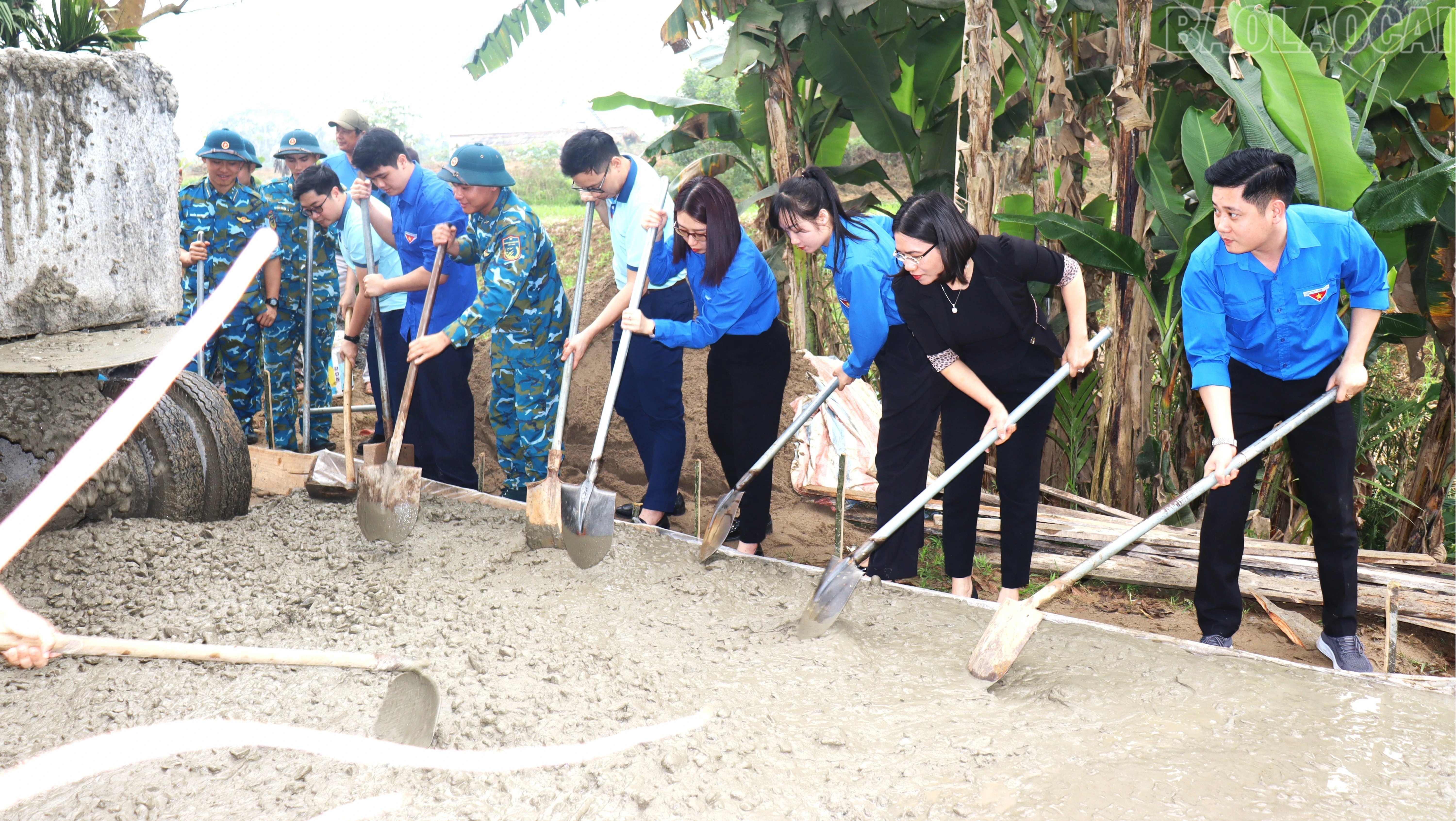 baolaocai-tr_doan-thanh-nien-phuong-au-lau-chu-tri-van-dong-xay-dung-duong-giao-thong-lien-to-anh-thanh-nghi-137.jpg