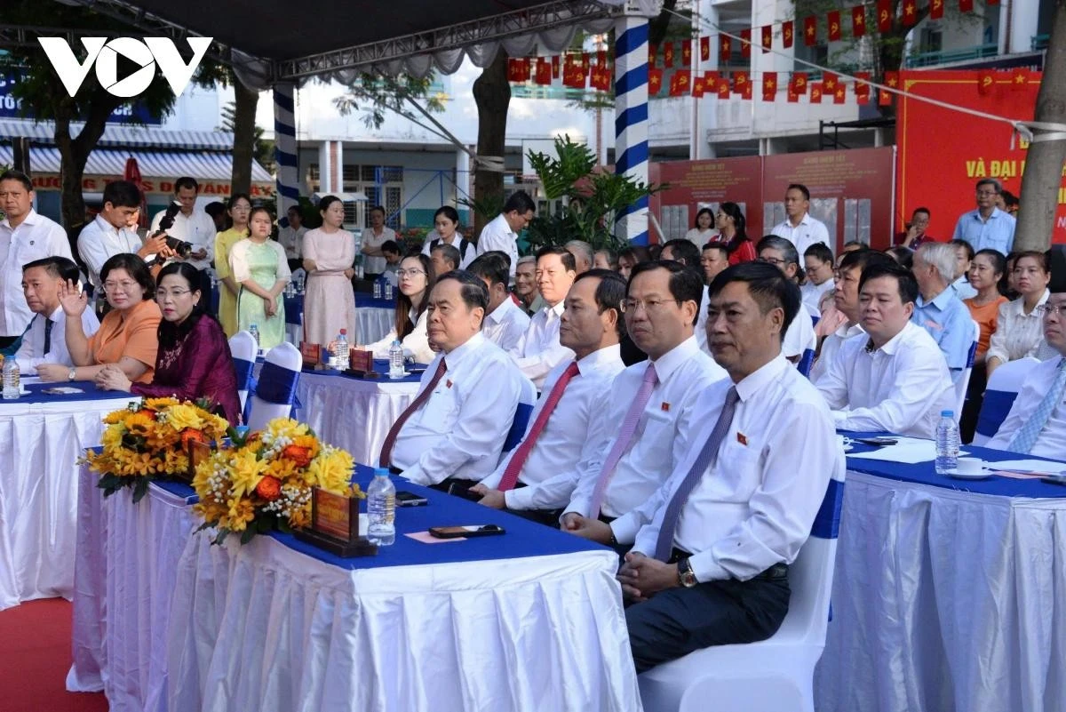 Cũng trong sáng 15/3, Chủ tịch Quốc hội Trần Thanh Mẫn, Chủ tịch Hội đồng bầu cử Quốc gia đã thực hiện quyền bầu cử tại khu vực bỏ phiếu số 14, xã Hóc Môn, Thành phố Hồ Chí Minh. Hòa chung không khí của cả nước trong sự kiện đặc biệt quan trọng này, tại khu vực bỏ phiếu số 14, xã Hóc Môn, có hơn 2.000 cử tri trong tổng số khoảng 9,7 triệu cử tri của thành phố tham gia bầu cử.
