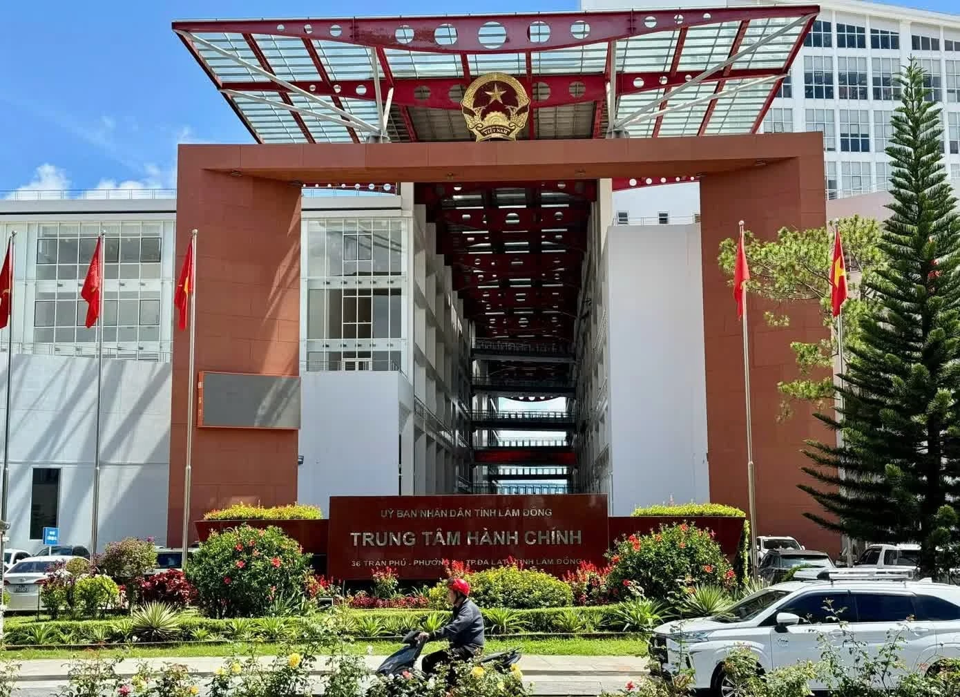 Trung tâm hành chính tỉnh Lâm Đồng trên đường Trần Phú, phường Xuân Hương - Đà Lạt.