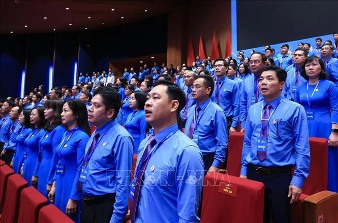 Đại biểu thực hiện nghi thức chào cờ.
