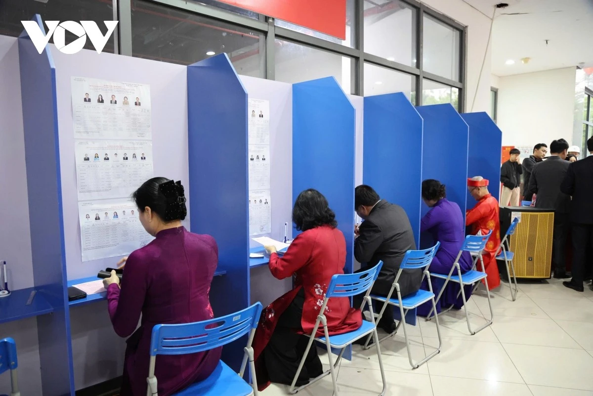 Tại tổ bầu cử số 7, sảnh N04A, khu Ngoại giao đoàn, phường Xuân Đỉnh, TP Hà Nội, Ủy viên Bộ chính trị, Bí thư Trung ương Đảng, Chủ tịch Ủy ban Trung ương MTTQ Việt Nam, Phó chủ tịch Hội đồng Bầu cử Quốc gia Bùi Thị Minh Hoài đã thực hiện quyền bầu cử, bỏ phiếu đầu tiên lựa chọn người xứng đáng nhất làm đại biểu Quốc hội khóa XVI và đại biểu HĐND các cấp nhiệm kỳ 2026 - 2031.