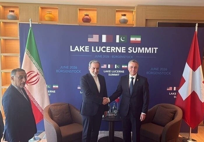 Ngoại trưởng Iran Abbas Araghchi (giữa) và Ngoại trưởng Thụy Sĩ Ignazio Cassis tại cuộc gặp ở Burgenstock, Thụy Sĩ, ngày 21/6/2026.