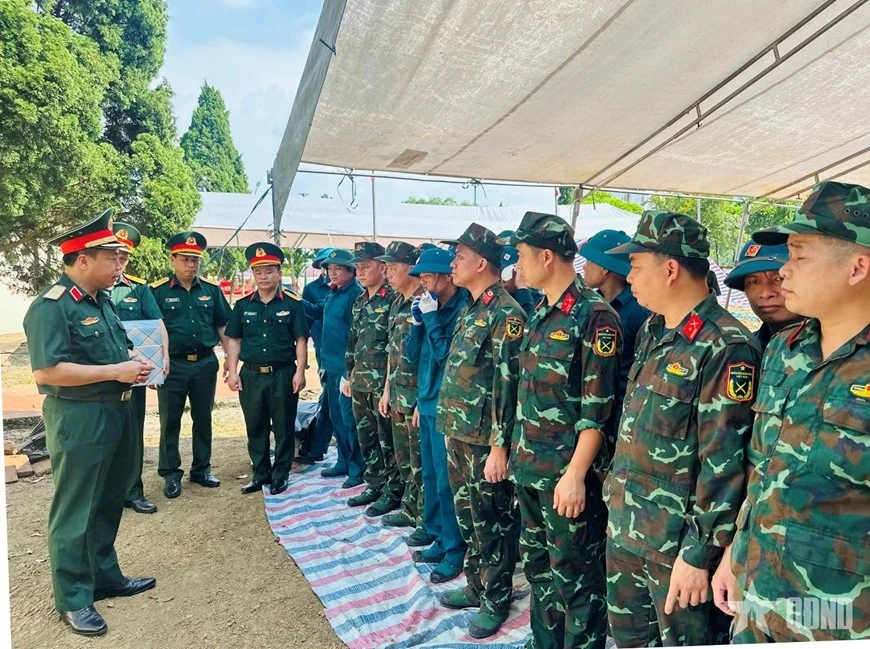Thiếu tướng Nguyễn Ngọc Ngân động viên lực lượng lấy mẫu, xác định danh tính hài cốt liệt sĩ tại Nghĩa trang Liệt sĩ xã Tu Vũ, tỉnh Phú Thọ. Ảnh: TRỌNG HÙNG