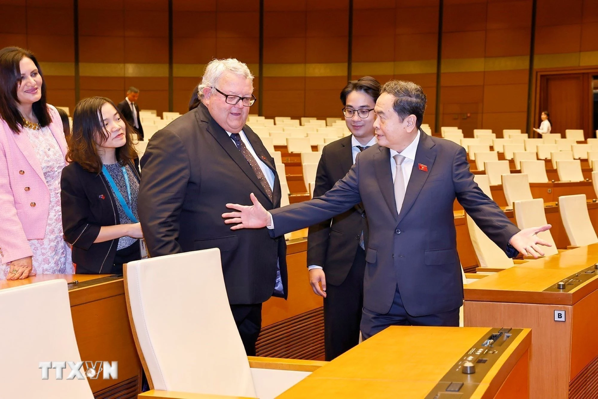 Chủ tịch Quốc hội Trần Thanh Mẫn cùng Chủ tịch Quốc hội New Zealand Gerry Brownlee tham quan phòng Diên Hồng, Nhà Quốc hội.
