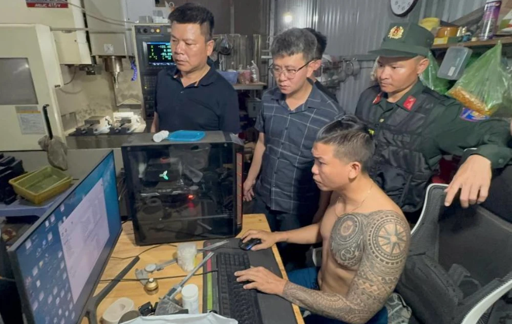 Đối tượng Vũ Mạnh Quyết (TP Đồng Nai) đã thuê mặt bằng, đầu tư hệ thống máy phay CNC, máy tiện CNC để tổ chức sản xuất các bộ phận, linh kiện cấu thành súng hơi nén PCP. (Ảnh: Công an tỉnh Hà Tĩnh)
