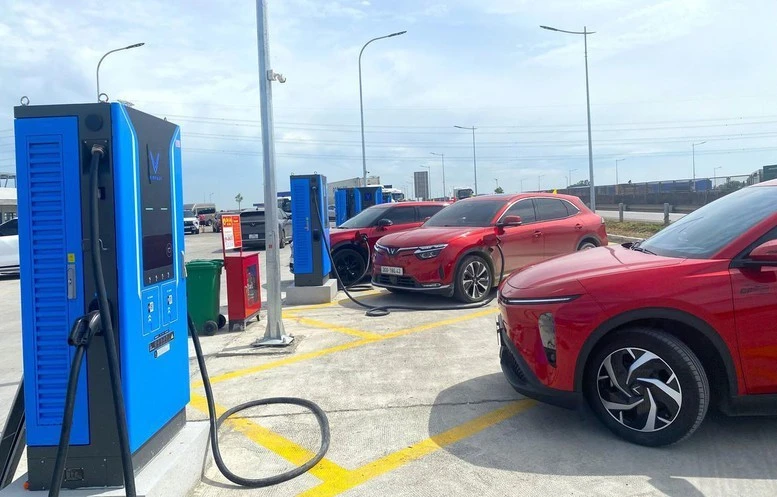 Khẩn trương hoàn thiện hạ tầng sạc điện tại các trạm dừng nghỉ đường bộ trước 1/1/2027.