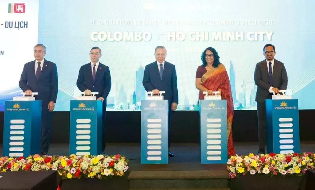 Tổng Bí thư, Chủ tịch nước Tô Lâm, Thủ tướng Sri Lanka Harini Amarasuriya và các đại biểu thực hiện nghi lễ khởi động mở đường bay Colombo - TP Hồ Chí Minh của Vietnam Airlines.