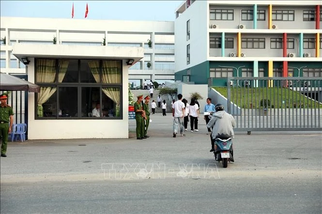 Các thí sinh đến điểm dự thi môn Ngữ văn. Ảnh: Quang Cường/TTXVN