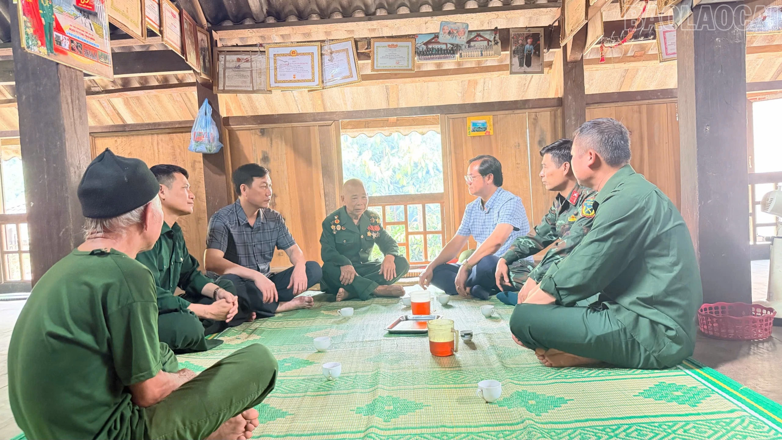 Lãnh đạo xã Mỏ Vàng thăm hỏi, động viên gia đình thương binh Lường Văn Long.