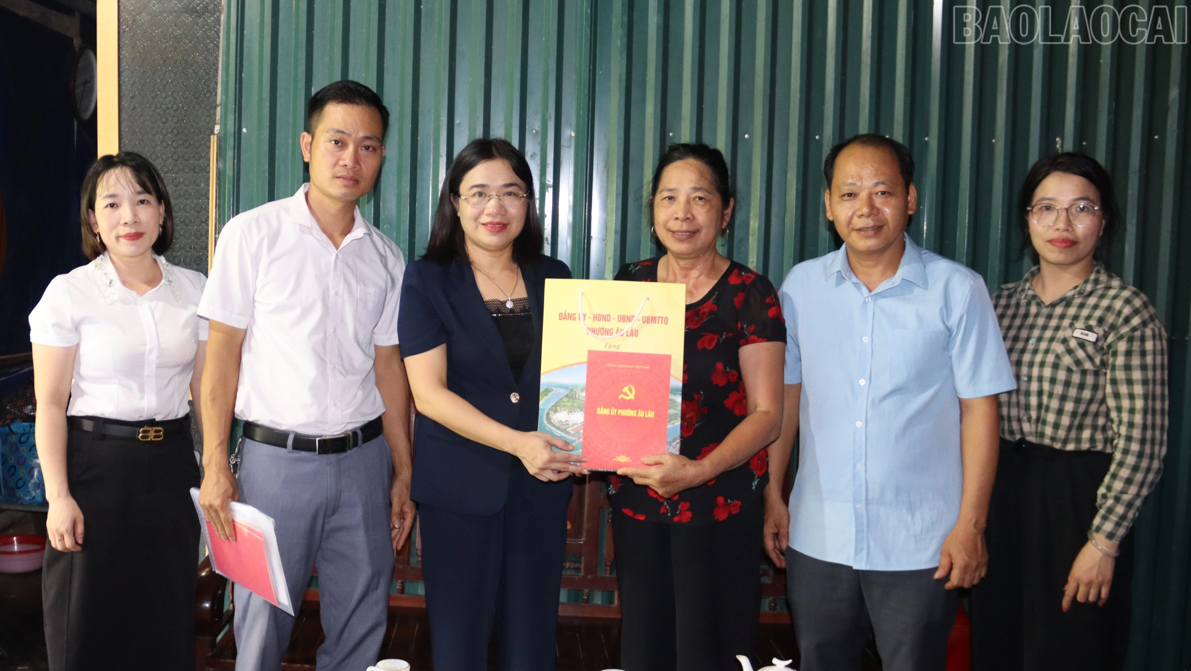 baolaocai-tr_phuong-au-lau-tham-tang-qua-gia-dinh-nguoi-co-cong-tai-tdp-so-5-anh-thanh-nghi-4-6016.jpg