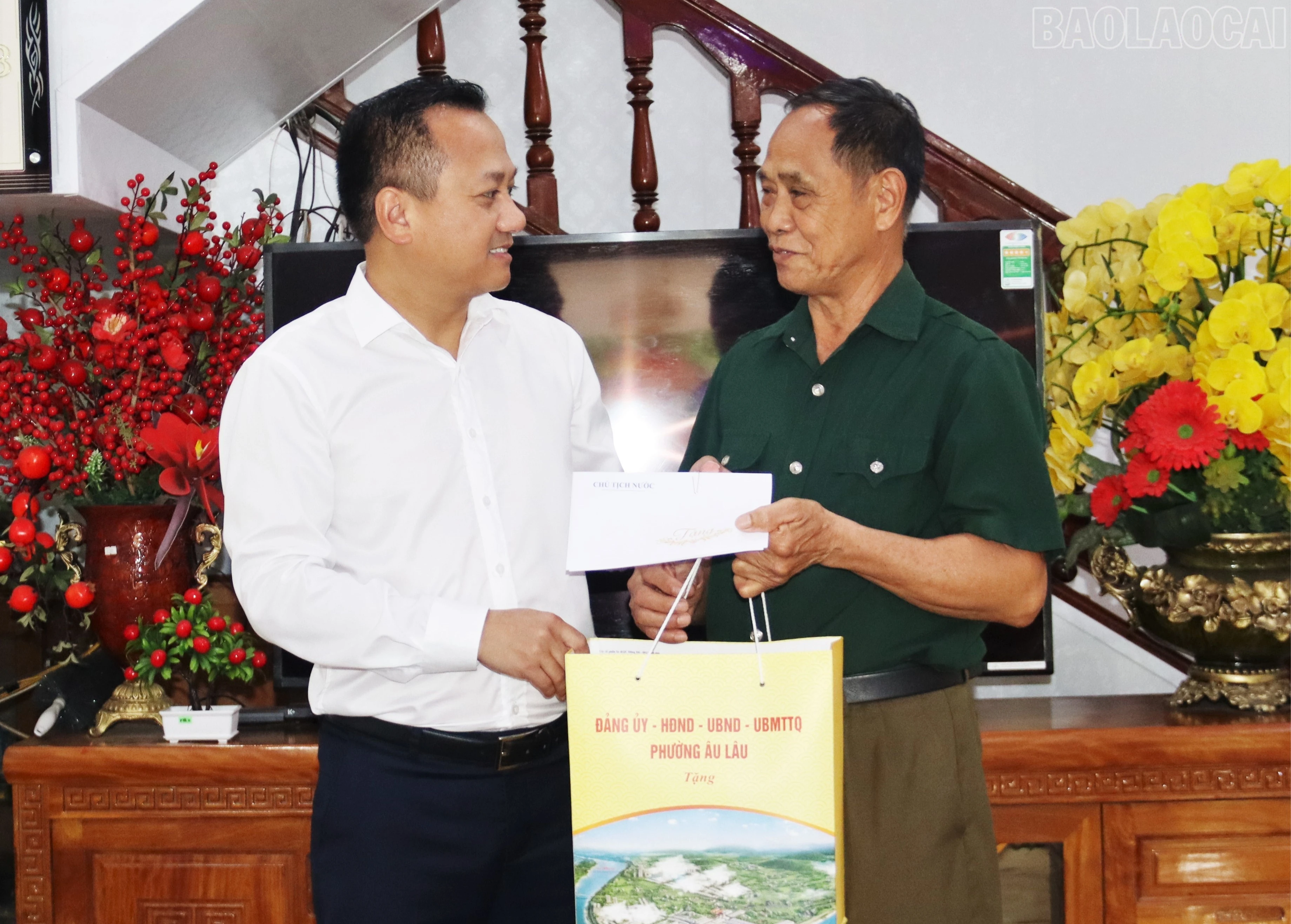 baolaocai-tr_dc-chu-tich-ubnd-phuong-tang-qua-thuong-binh-nhiem-chat-doc-hoa-hoc-ha-ngoc-xo-tai-tdp-so-1-anh-thanh-nghi-3-9296.jpg