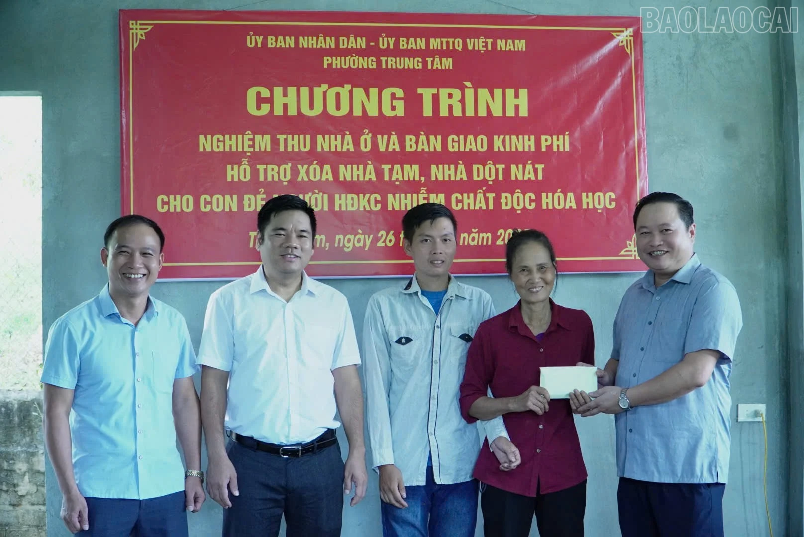Lãnh đạo phường Trung Tâm trao kinh phí hỗ trợ xóa nhà tạm, nhà dột nát cho gia đình bà Nguyễn Thị The.