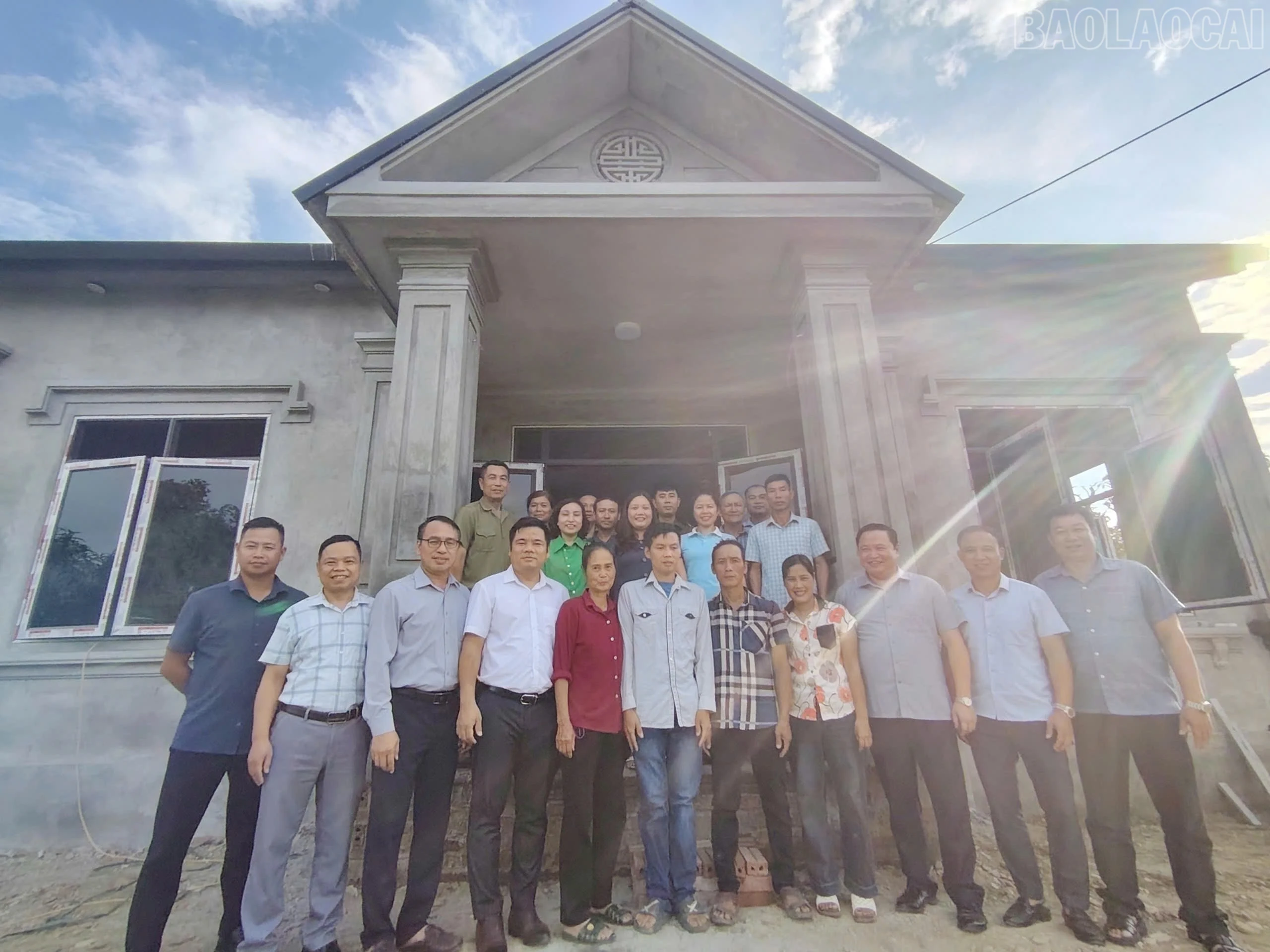 Đoàn công tác phường Trung Tâm chụp ảnh lưu niệm cùng gia đình bà Nguyễn Thị The trước ngôi nhà mới.