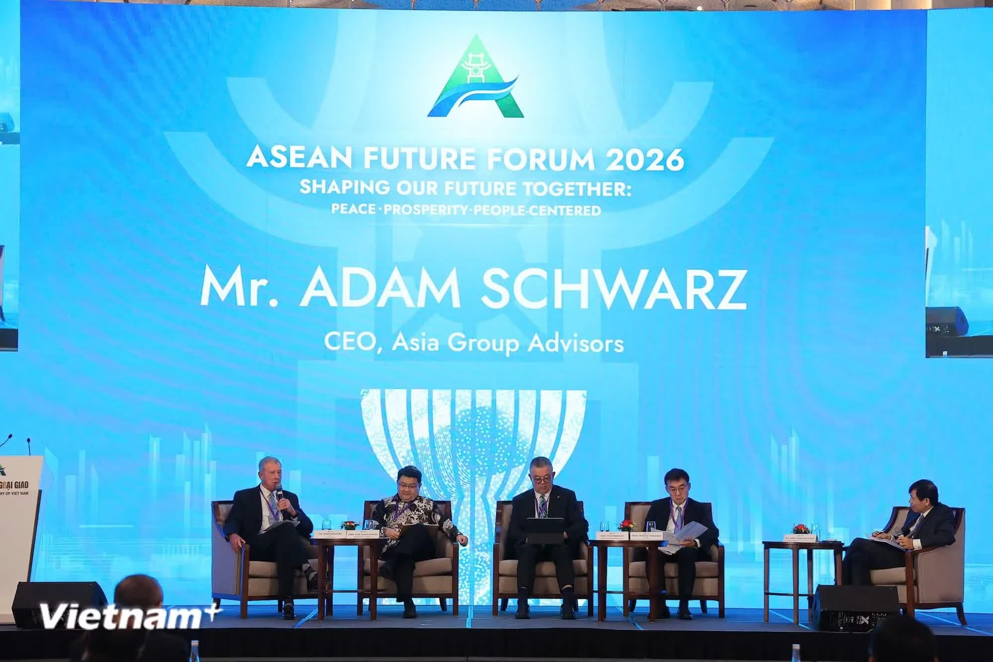 Ông Adam Schwarz, Giám đốc điều hành Asia Group Advisors tham gia thảo luận.