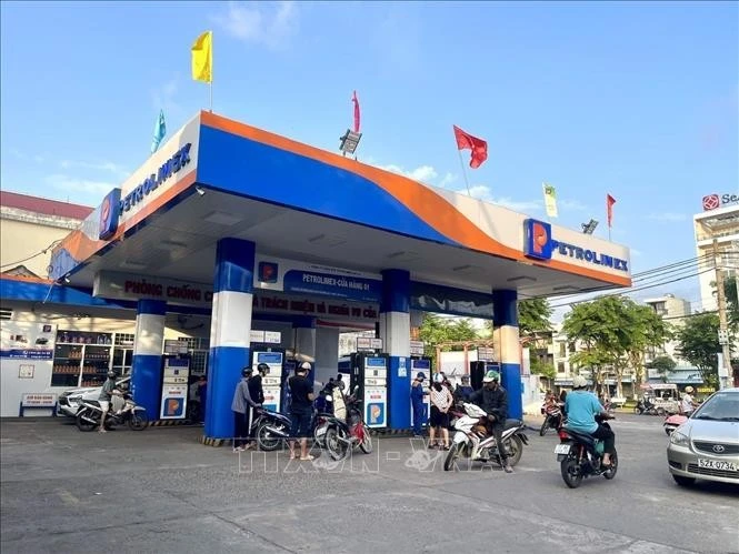 Người dân mua xăng dầu.