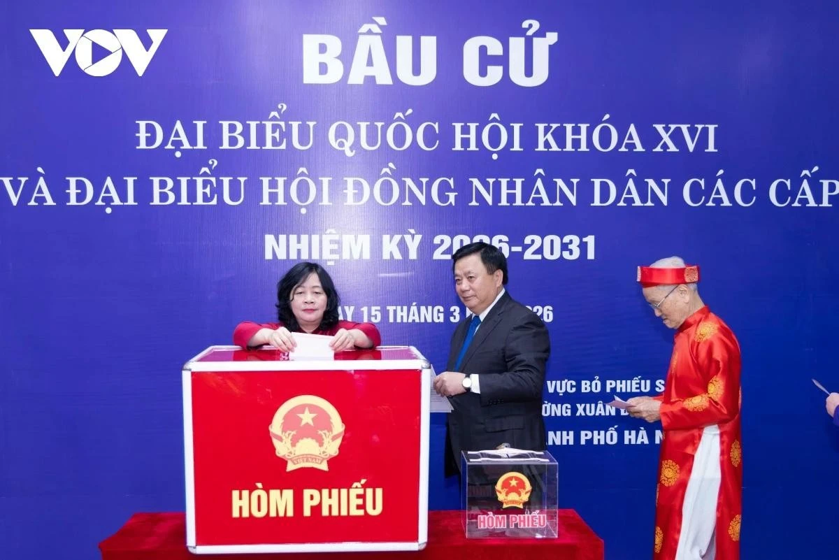 Từ khá sớm, nhiều cử tri ở tổ dân phố số 9 và số 10, phường Xuân Đỉnh đã tới để làm thủ tục nhận phiếu. Khu vực bỏ phiếu được trang trí nổi bật với cờ đỏ, pano và các bảng niêm yết danh sách ứng cử viên, tạo nên một không gian vừa trang trọng vừa gần gũi.