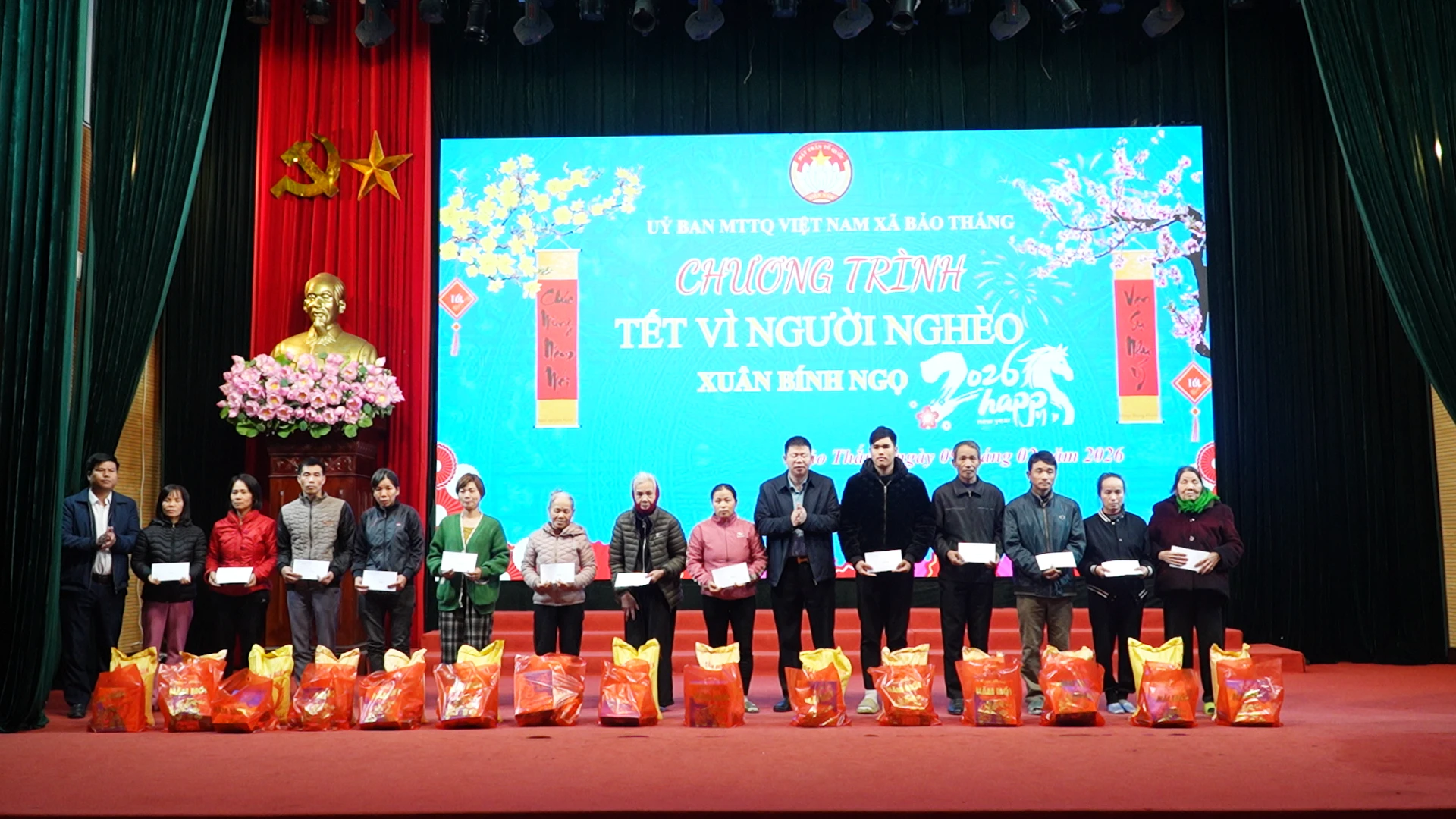 trao-qua-cho-cac-ho-can-ngheo.png