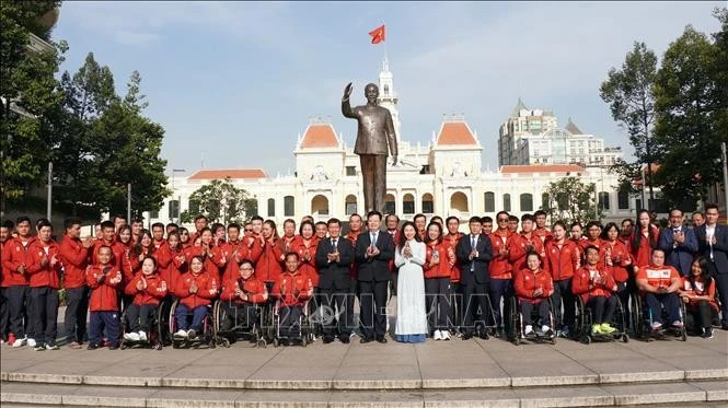 Phó Thủ tướng Mai Văn Chính cùng đại diện các bộ, ban, ngành Trung ương và TP Hồ Chí Minh, cán bộ, huấn luyện viên, vận động viên Đoàn Thể thao Người khuyết tật Việt Nam tại Công viên tượng đài Chủ tịch Hồ Chí Minh, ngày 16/12/2025.
