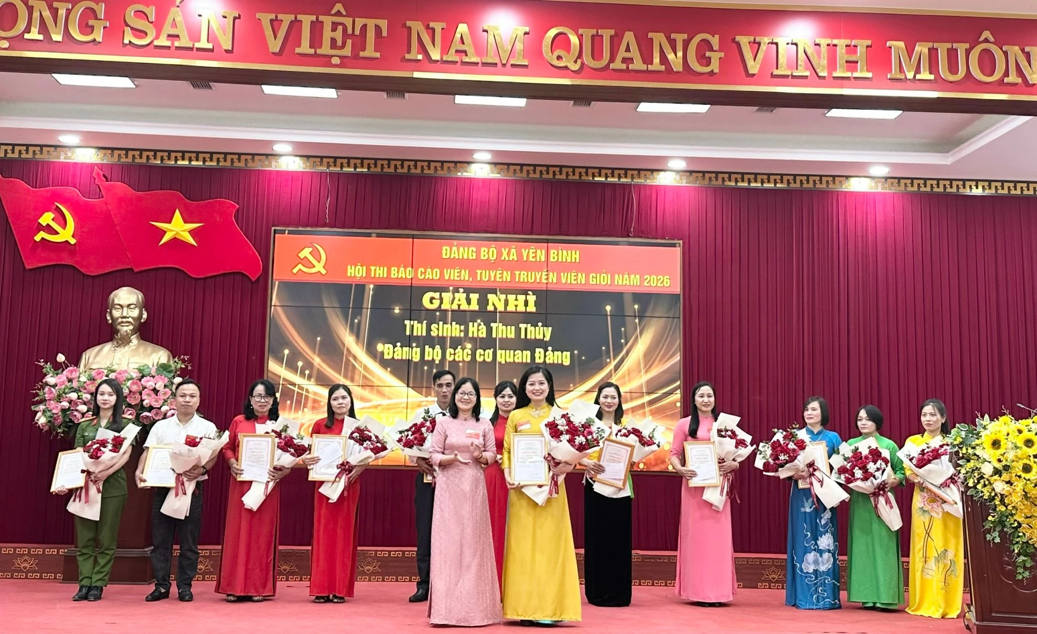 dong-chi-tran-thi-thuy-hai-pho-bi-thu-tt-dang-uy-xa-yen-binh-trao-giai-nhi.jpg