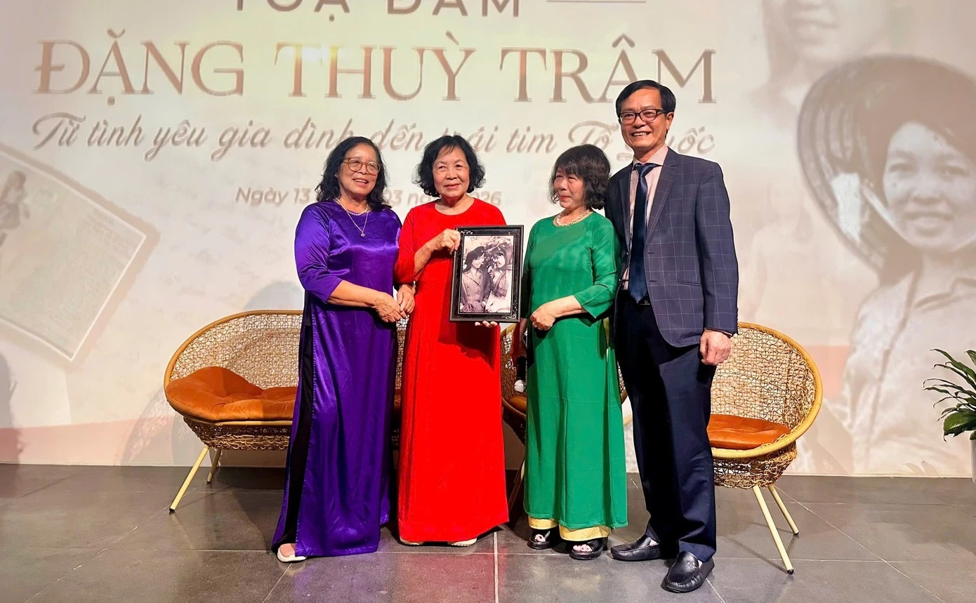 Gia đình trao lại kỷ vật cho Bảo tàng Hà Nội.