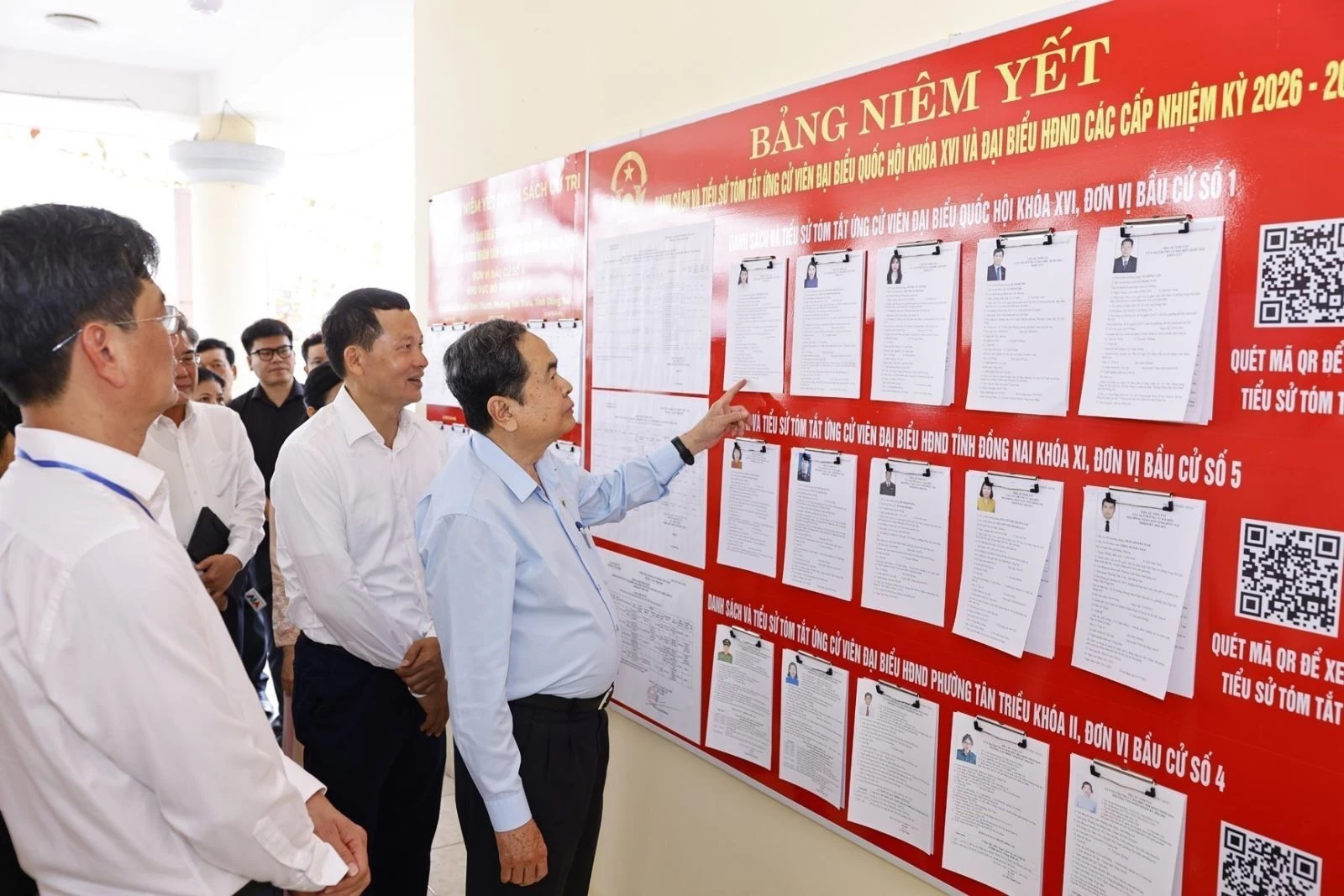 Chủ tịch Quốc hội Trần Thanh Mẫn khảo sát thực tế tại đơn vị bầu cử số 4, khu vực bỏ phiếu số 17 - phường Tân Triều, tỉnh Đồng Nai.