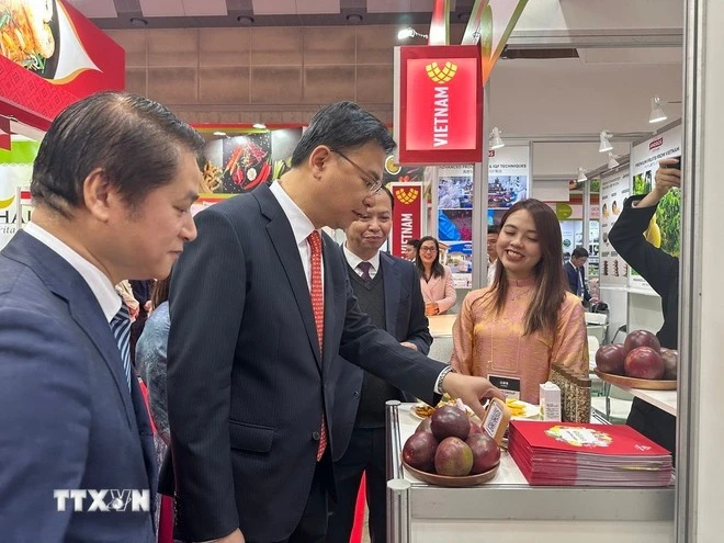 Đại sứ Việt Nam tại Nhật Bản Phạm Quang Hiệu tham quan một gian hàng giới thiệu trái cây Việt Nam.