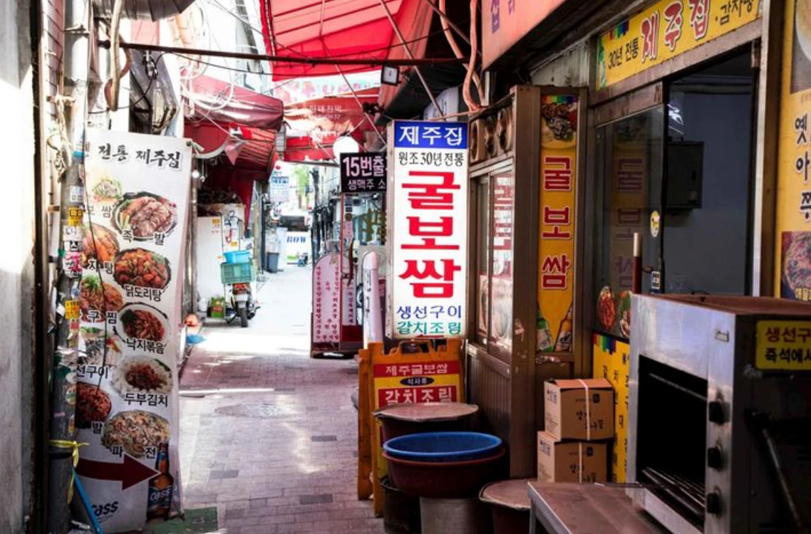 Các nhà hàng nằm dọc theo một con hẻm nhỏ ở khu phố cổ Pimatgol thuộc quận Jongno trung tâm Seoul.